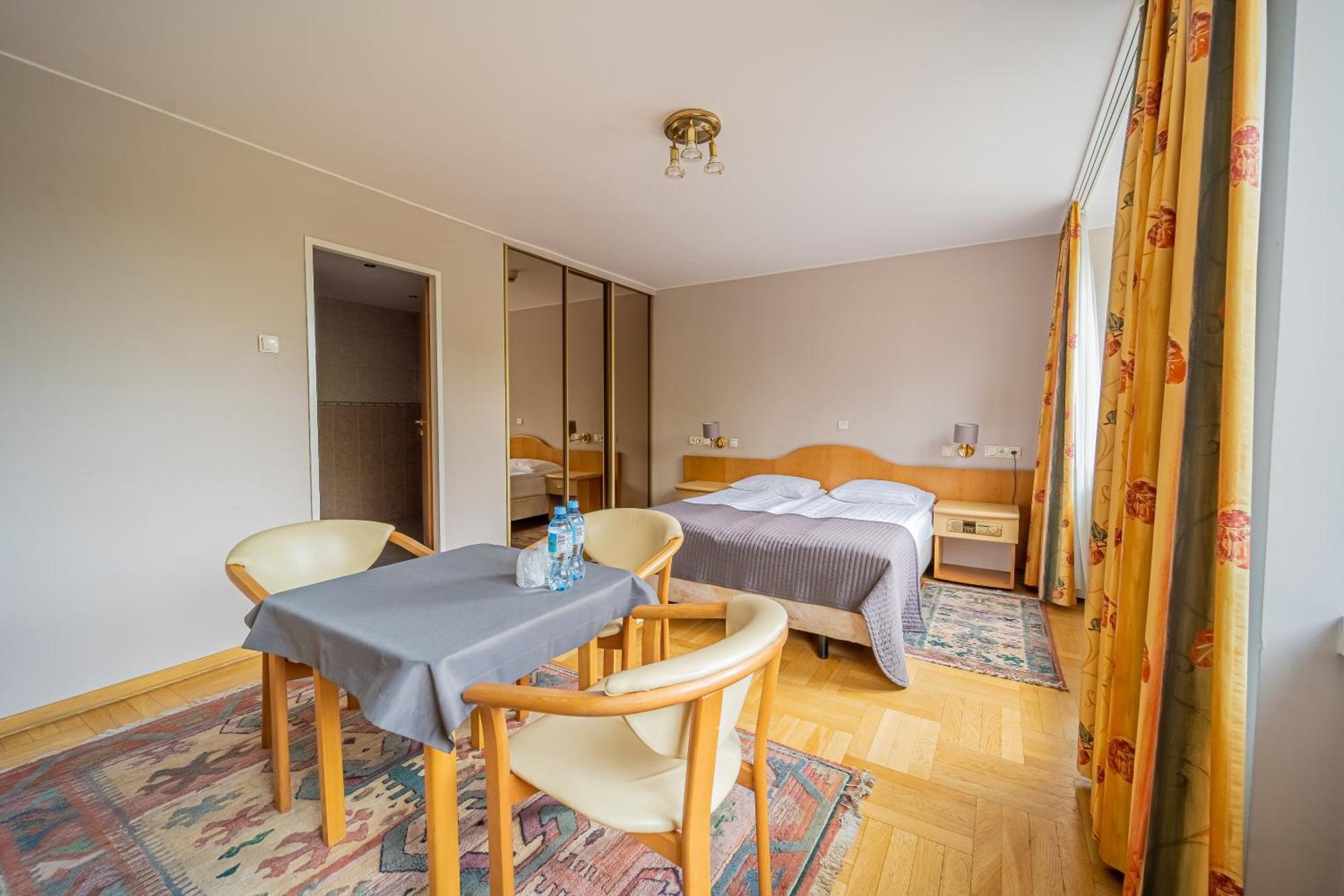 Hotel Mazowiecki Lodz Kültér fotó